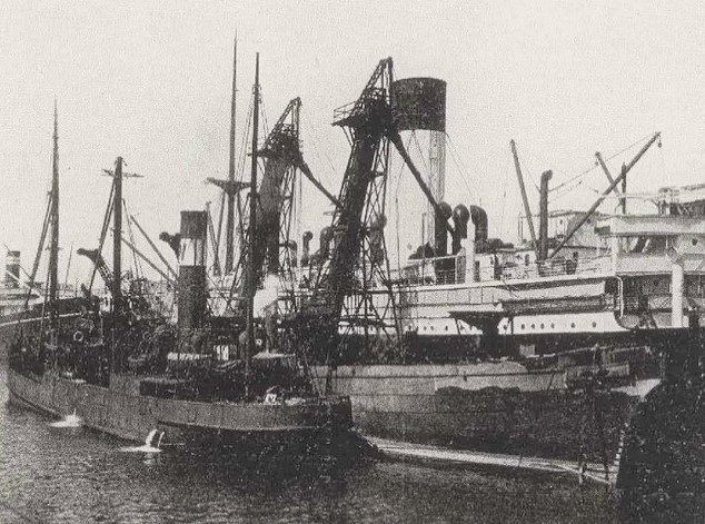 Fortuna (mechanised coal hulk) coaling SS Anchises (Italian Bulletin of Australia, 15 Dec 1926, Page 18), Sydney Harbour