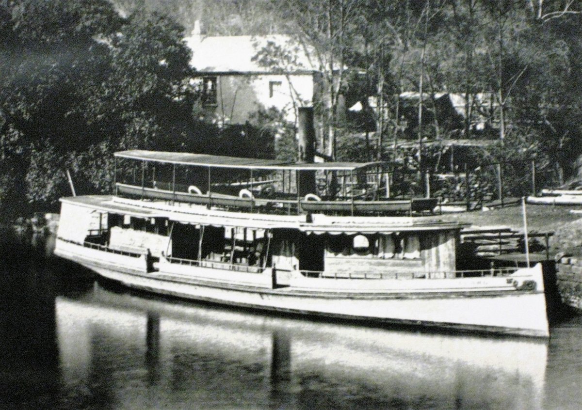 Sydney ferry PEARL (II) at Figtree Wharf (c. 1886)