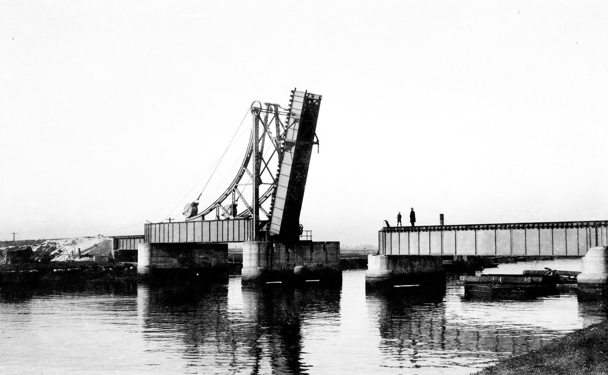Alexandra Canal - Shea's Ck Railway Bridge, 1925 (Aust. Railway Hist. Soc.ARHSBox039 1090), Mascot