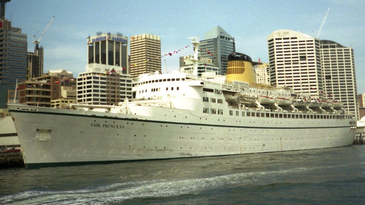 Passenger Cruise Liner Fair Princess at Darling Harbour (cropped) (1999)