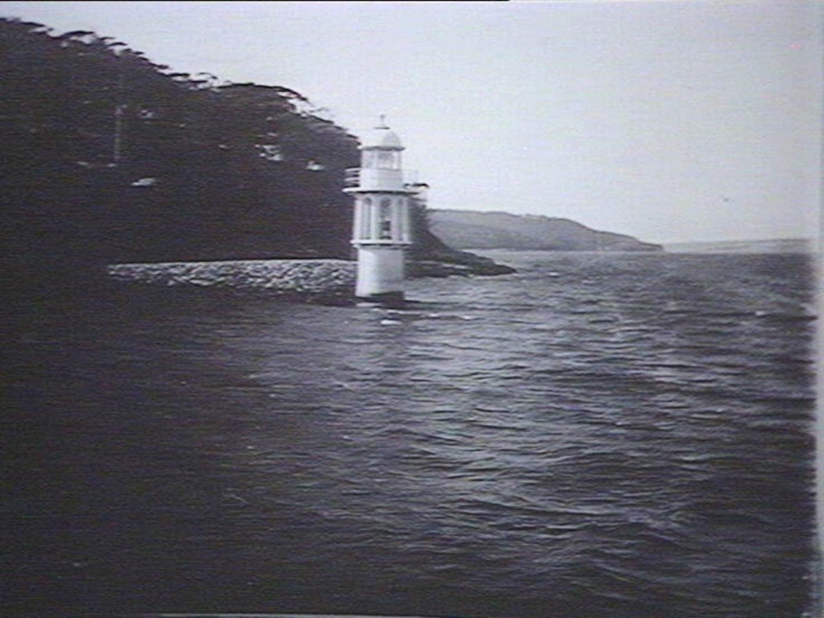 Erection of the light house off Bradleys Head 3, Mosman (c. 1916)