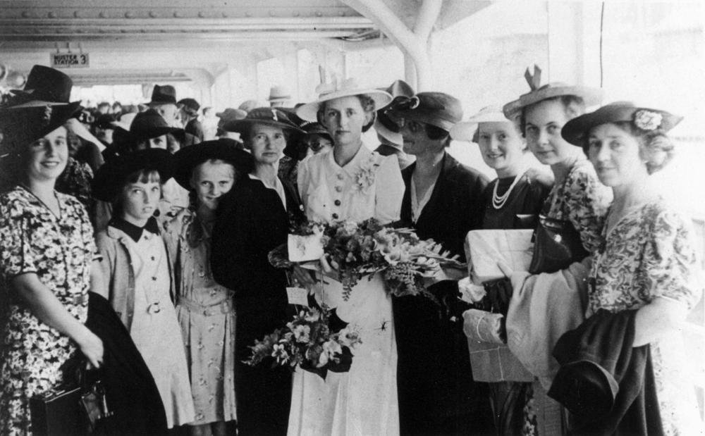 StateLibQld 1 180863 Thora Smeal farewelled in Sydney by well wishers on New Years Eve, 1938