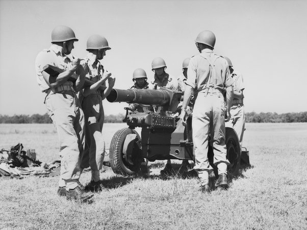 Australian Army paratroopers assembling a Short 25-pounder, Sydney (1944)