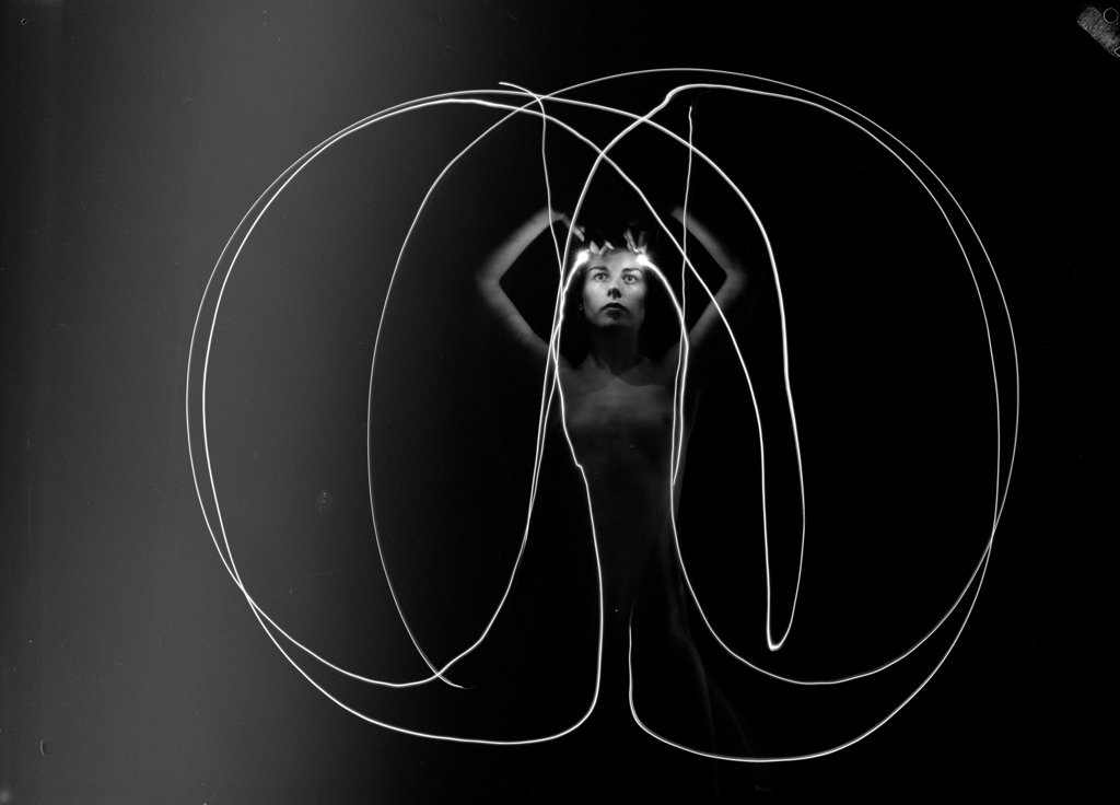 Moira-Claux-with-lights-on-her-fingersSydney (c. 1935)