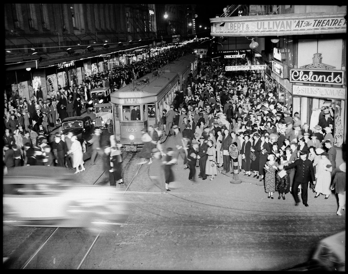Xmas shoppers 1935, Sydney