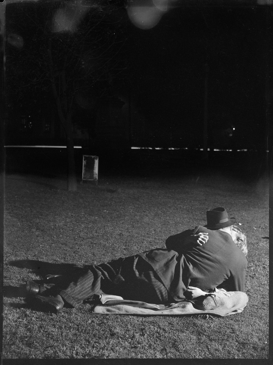 Couple Kissing Pix 1949, Sydney city centre