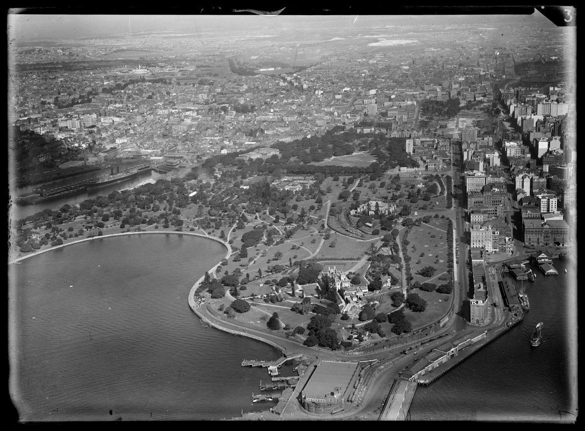 Macqaurie St aerial c 1935, Sydney city centre (c. 1935)