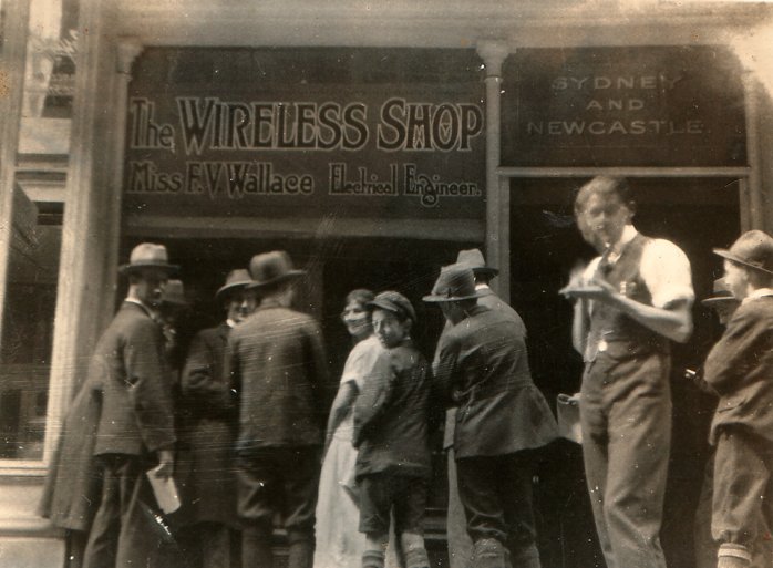 Crowd outside McKenzie's wireless shop, Sydney (c. 1928)