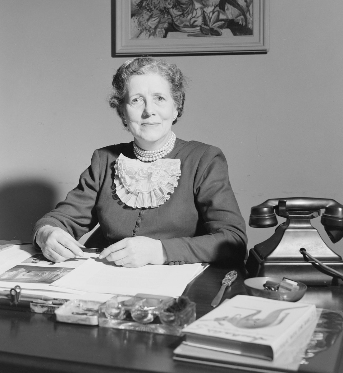 Gwen Morton Spencer slnsw V1-FL14226922, Sydney city centre (c. 1948)