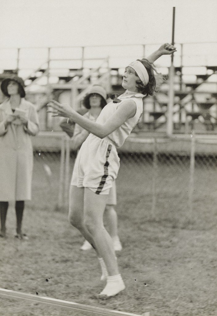 Nell Gould of St George throwing the discus, Sydney (1937)