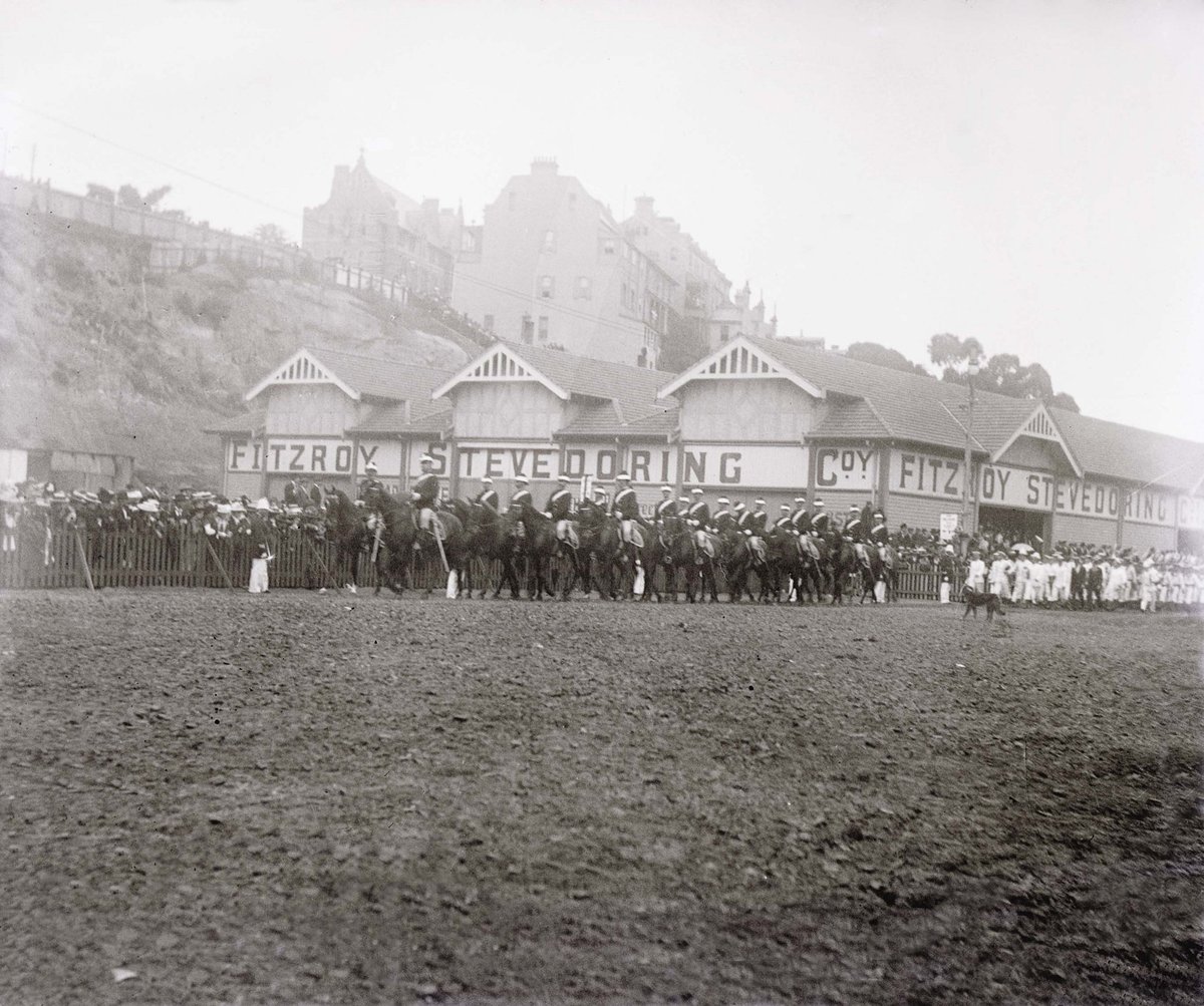 Troops preparing to depart for the Boer War at a parade passing the Fitzroy Stevedoring Company, Wooloomooloo (NSW), Woolloomooloo (1900)