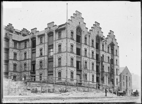 Grafton Bond Store with horse-drawn wagon handling materials, Sydney (1923)