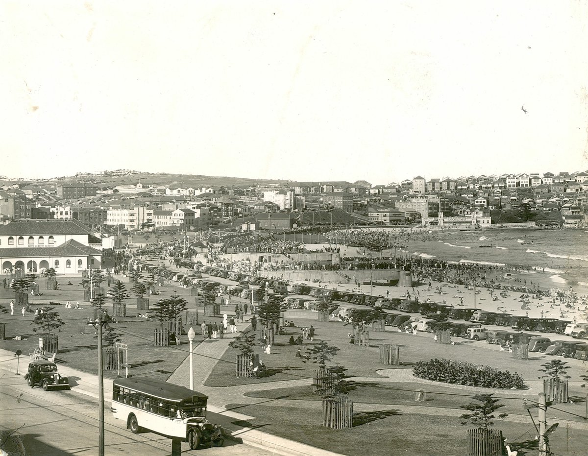 View of the northern end of Bondi Beach (1930–42)