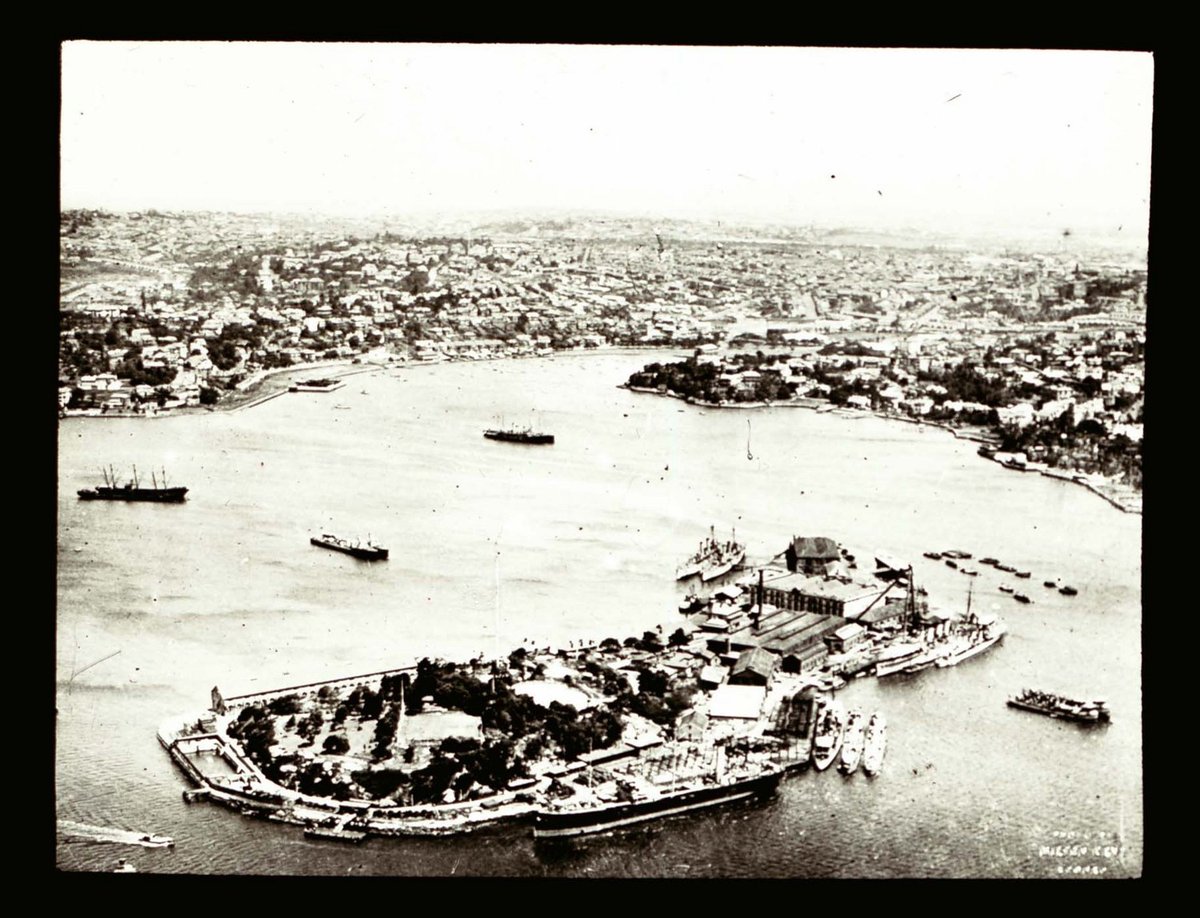 Aerial view of Garden Island, Potts Point (1940)