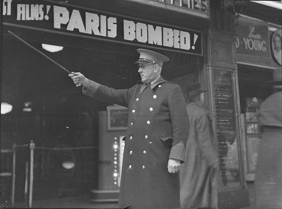 Picture news Clyde Cook, commissionaire, July 1940, by Sam Hood, Sydney city centre