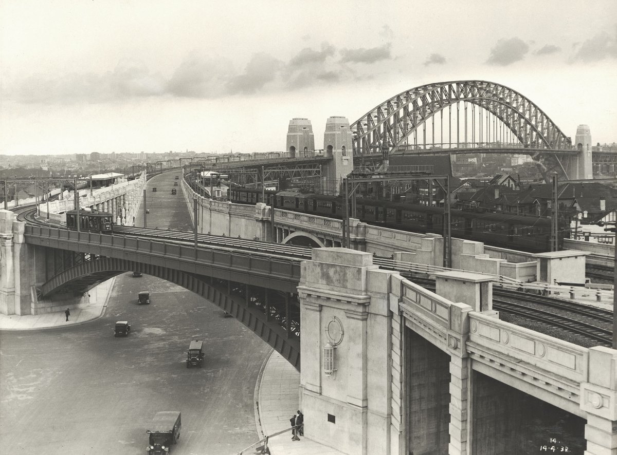 North Approach under traffic, Sydney Harbour (1932)