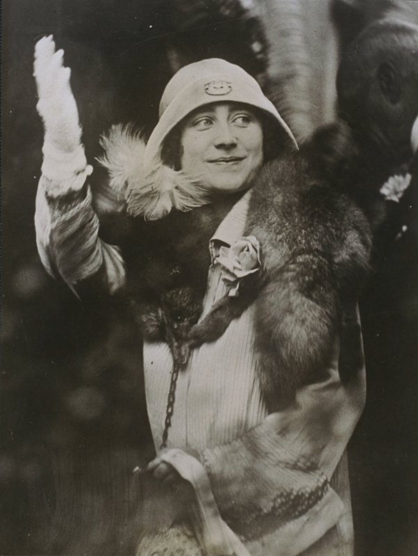 Queen in Sydney, Australia, waving (1927)