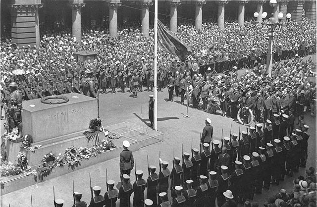 Anzac Day ceremony at Cenotaph, Martin Place, Sydney, 25 April 1930s Sam hood