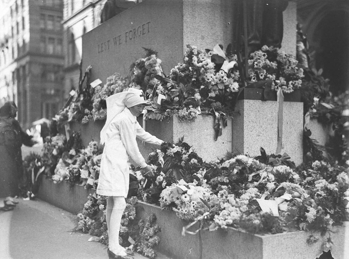 A Junior Red Cross girl lays a wreath on the Cenotaph, 25 Apr 1930, by Sam Hood, Sydney city centre