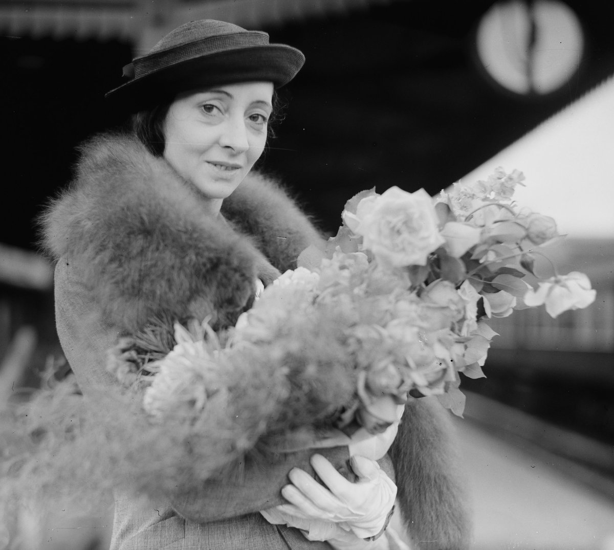 Olga Spessiva, ballerina, Central Station, Sydney, 1934 photographer Sam Hood, Haymarket
