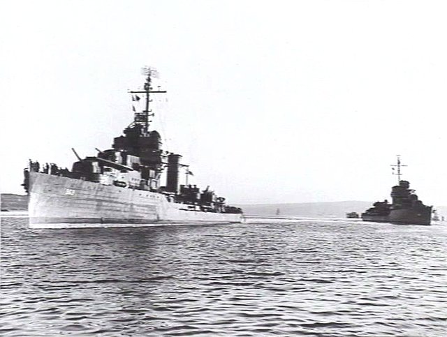 USS Reid (DD-369) and Mugford (DD-389) at Sydney c1943 (c. 1943)