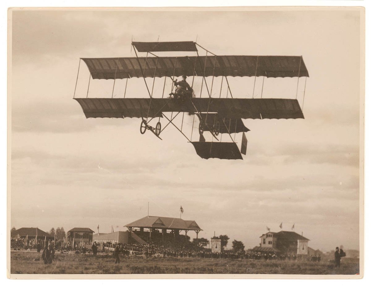 Joseph Joel Hammond flying his Bristol Boxkite at Ascot Racecourse (Mascot, NSW) April 1911