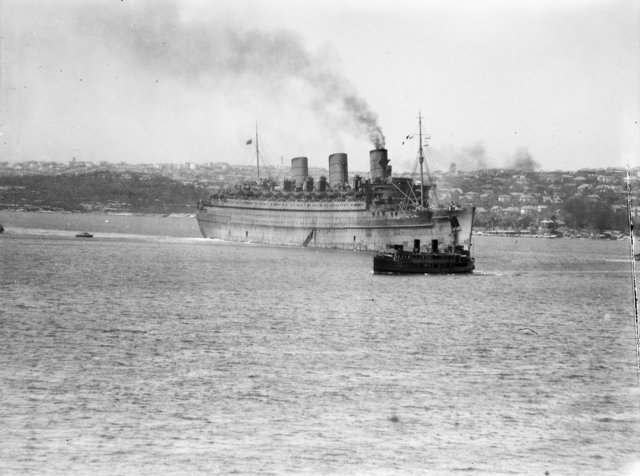 HMT Queen Mary arriving in Sydney Harbour on 27 February 1943