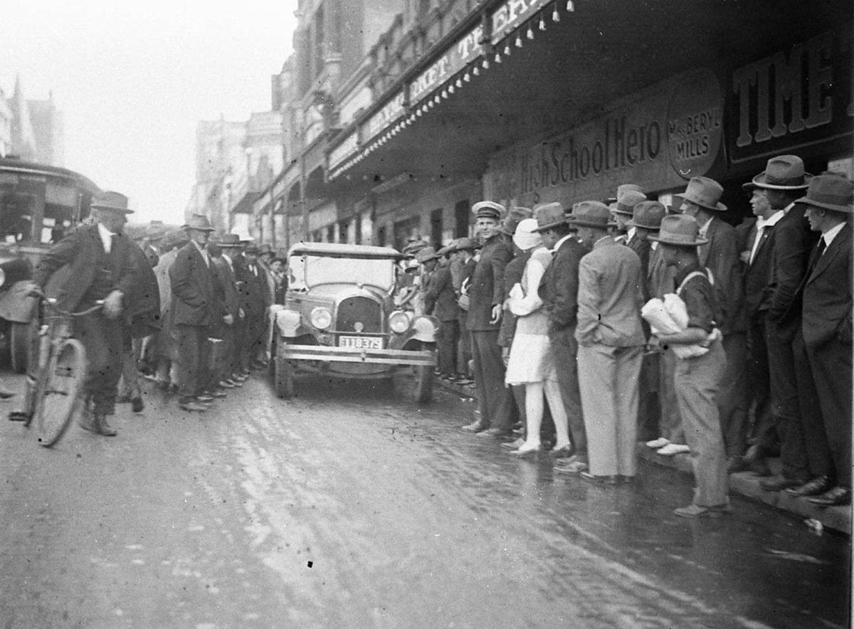 Miss Australia Beryl Mills drives away from the Haymarket Theatre (1927)