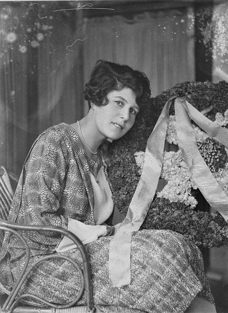 Miss Australia with floral tribute from the Riders of the Royal to the Queen of the Land (1930s)