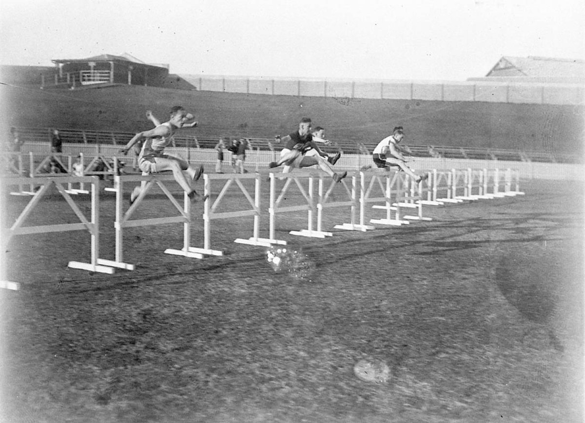 120 yards hurdles (1930s)