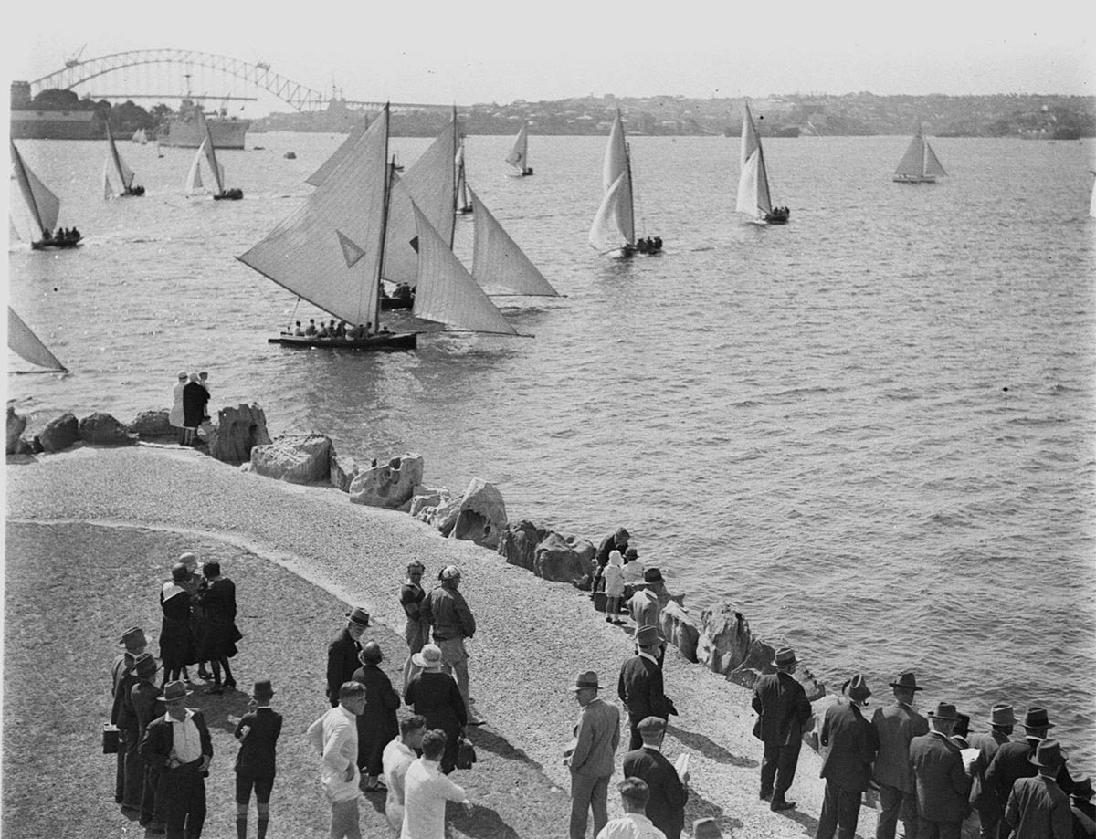 18 footers jockey for start at Farm Cove, Sydney city centre (1930s)