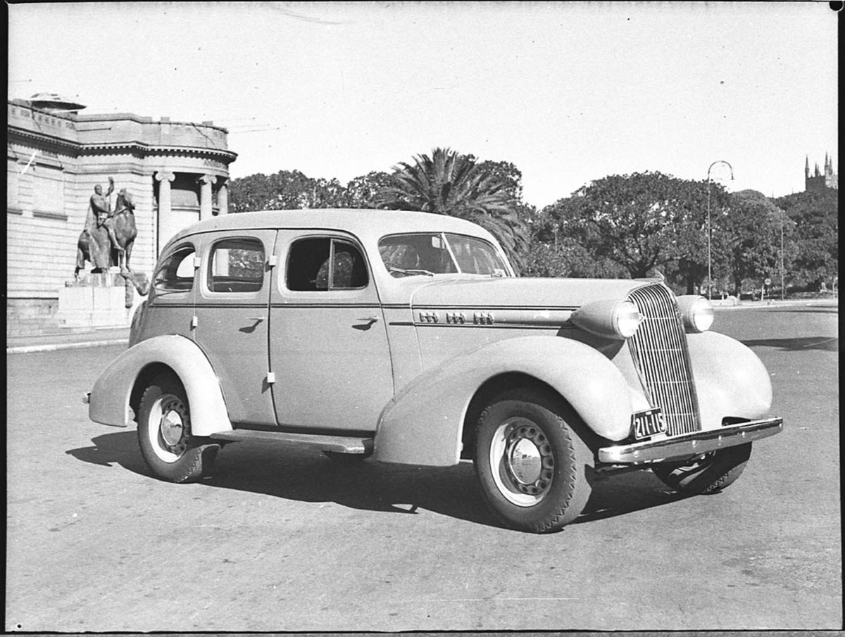 1936 Oldsmobile F36 taken for Liberty Motors, Sydney city centre (1937)