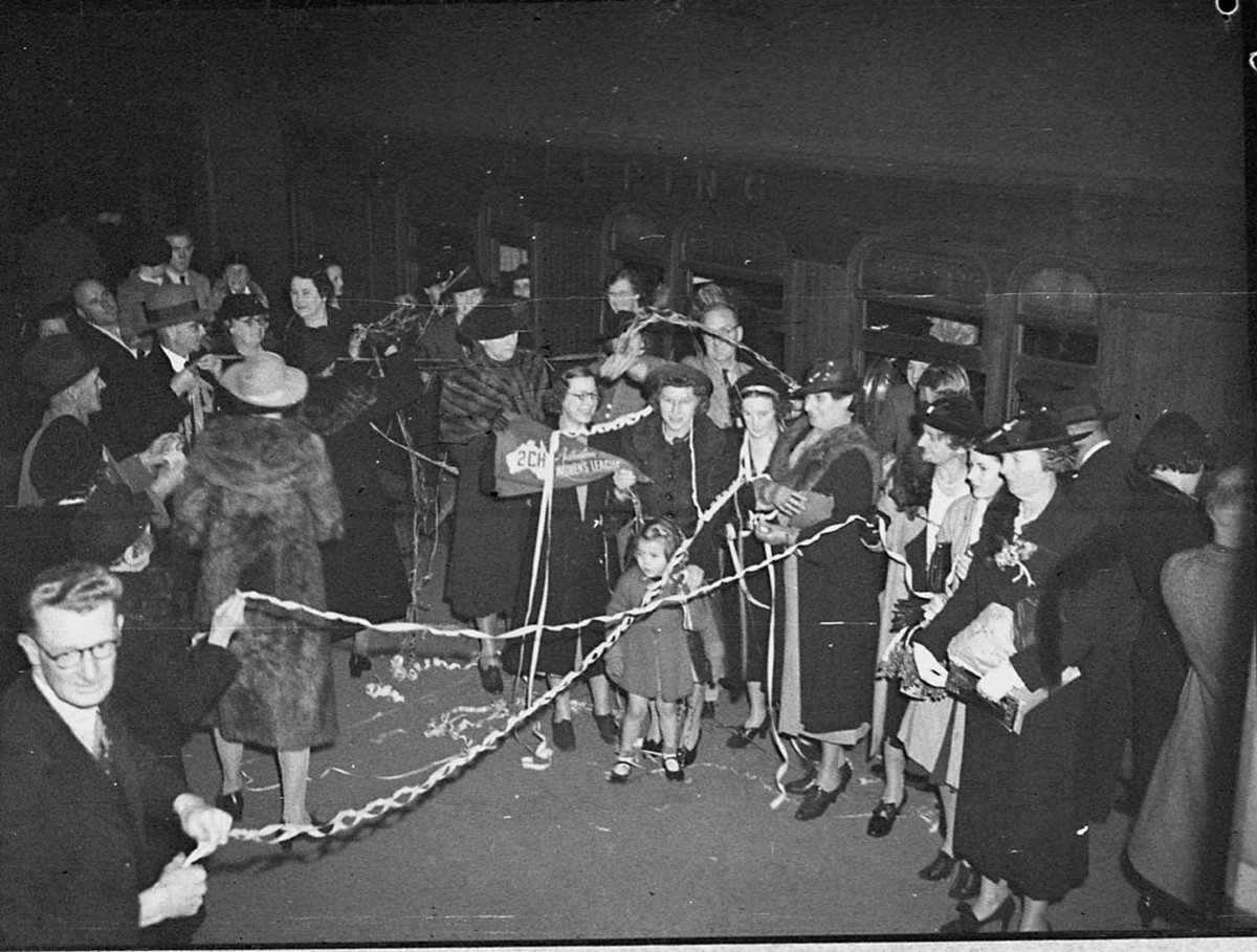 2CH Womens League tour to Coolangatta leaving railway (1938)