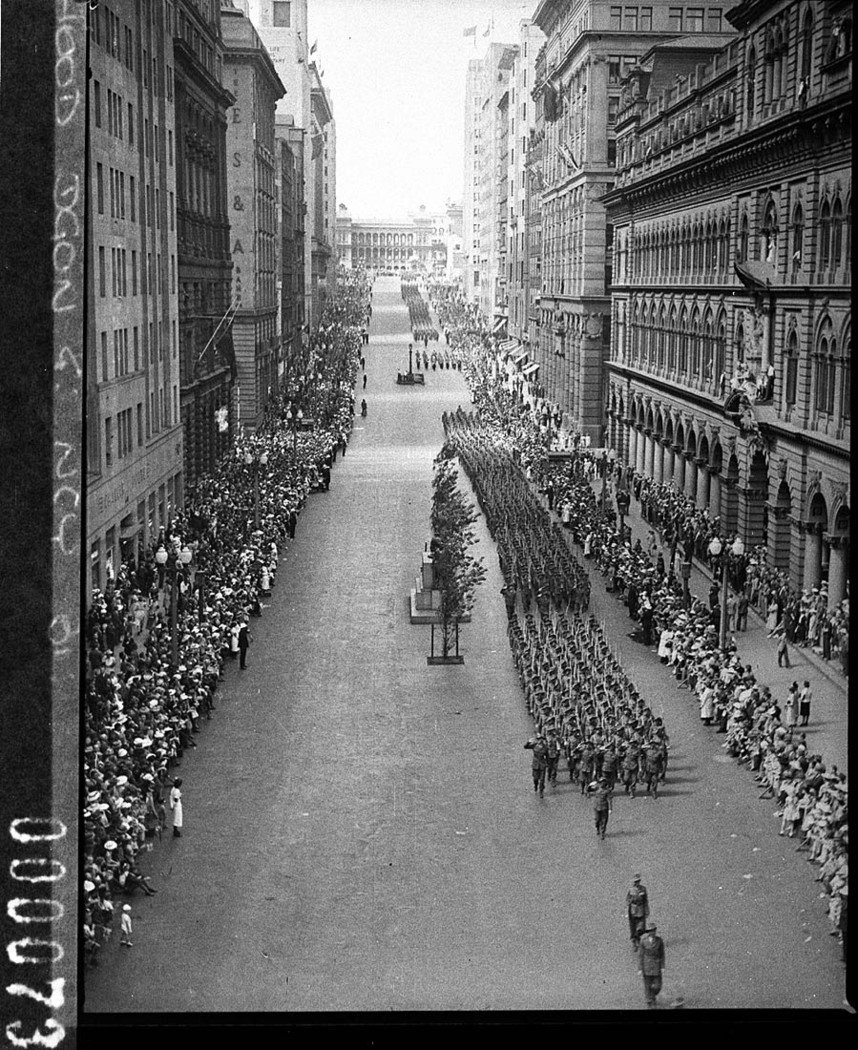 2nd AIF marching through Martin Place passing the Cenotaph (1940)
