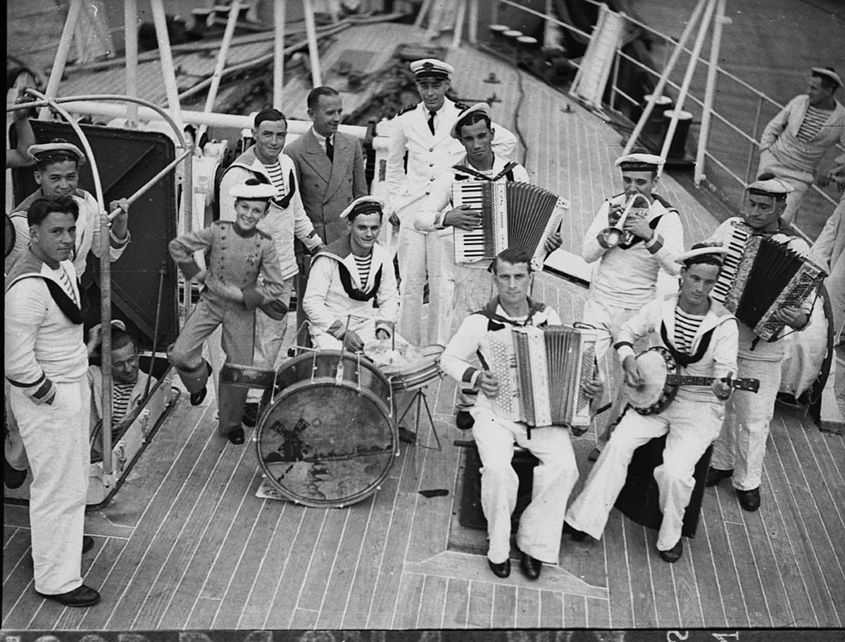 2UW artists onboard French ManoWar taken for Grace Bros Ltd (1938)