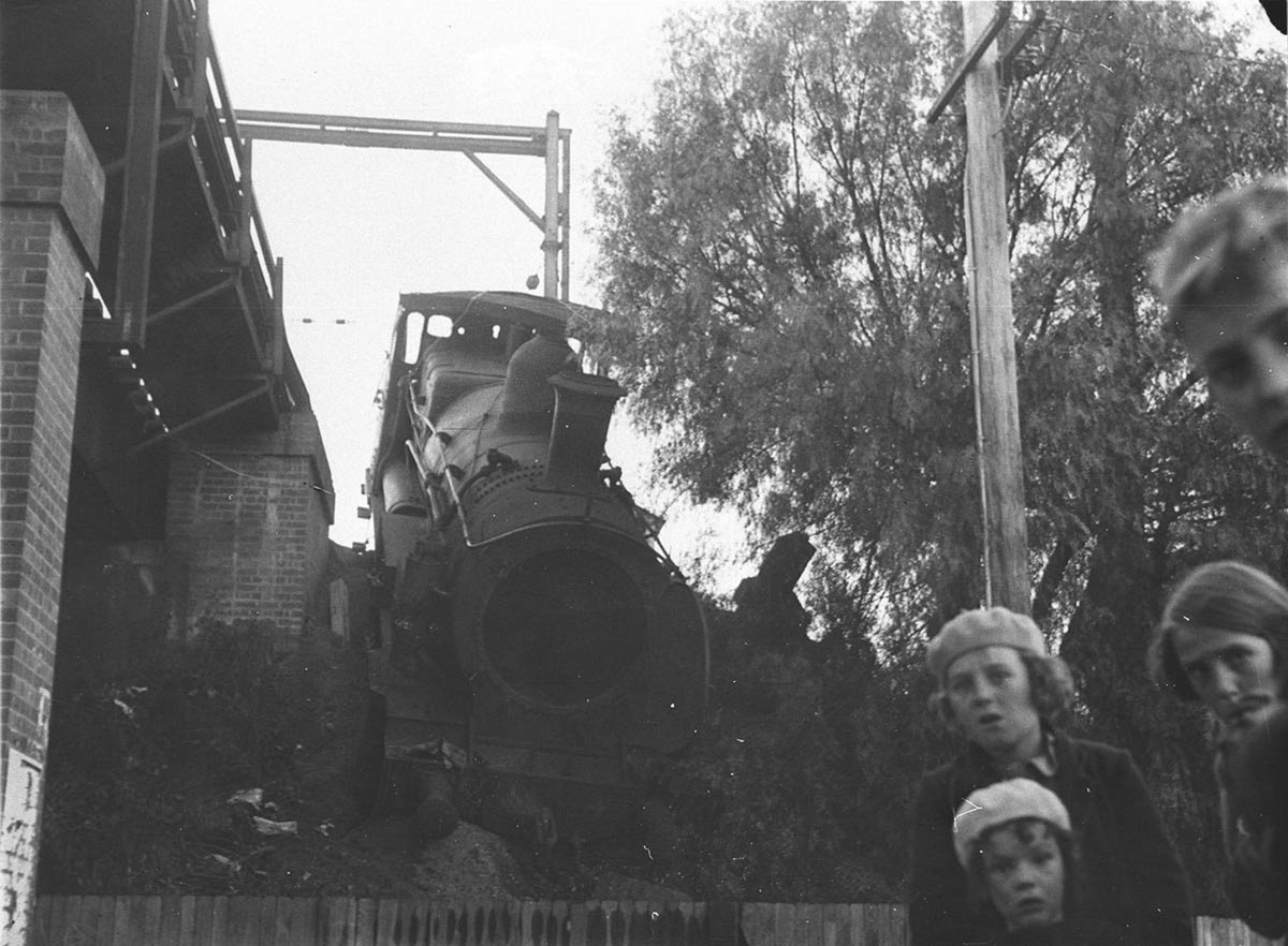 55 class locomotive crash children look at crashed locomotives (1934)