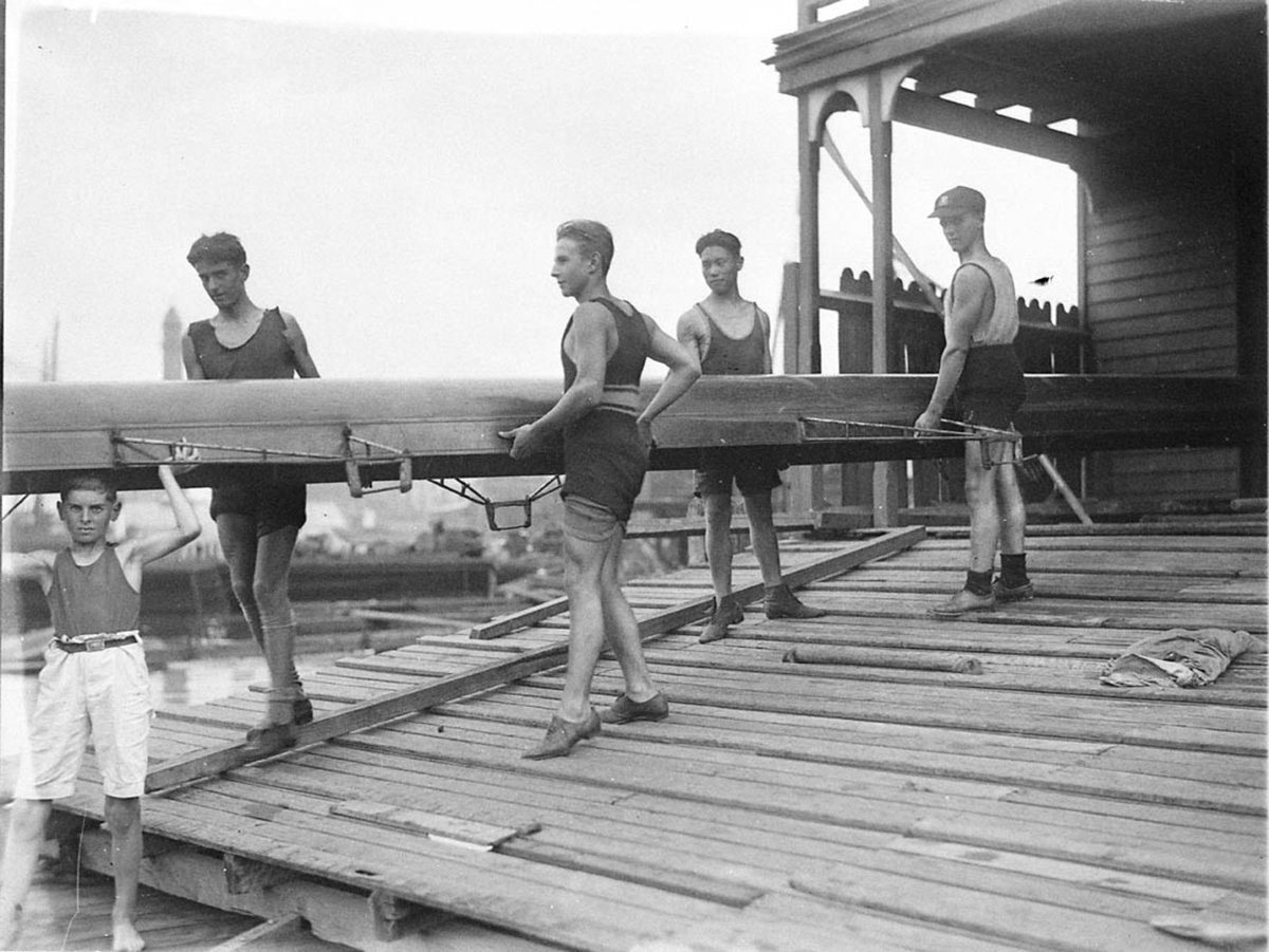 A fours crew carrying out their shell (c. 1935)
