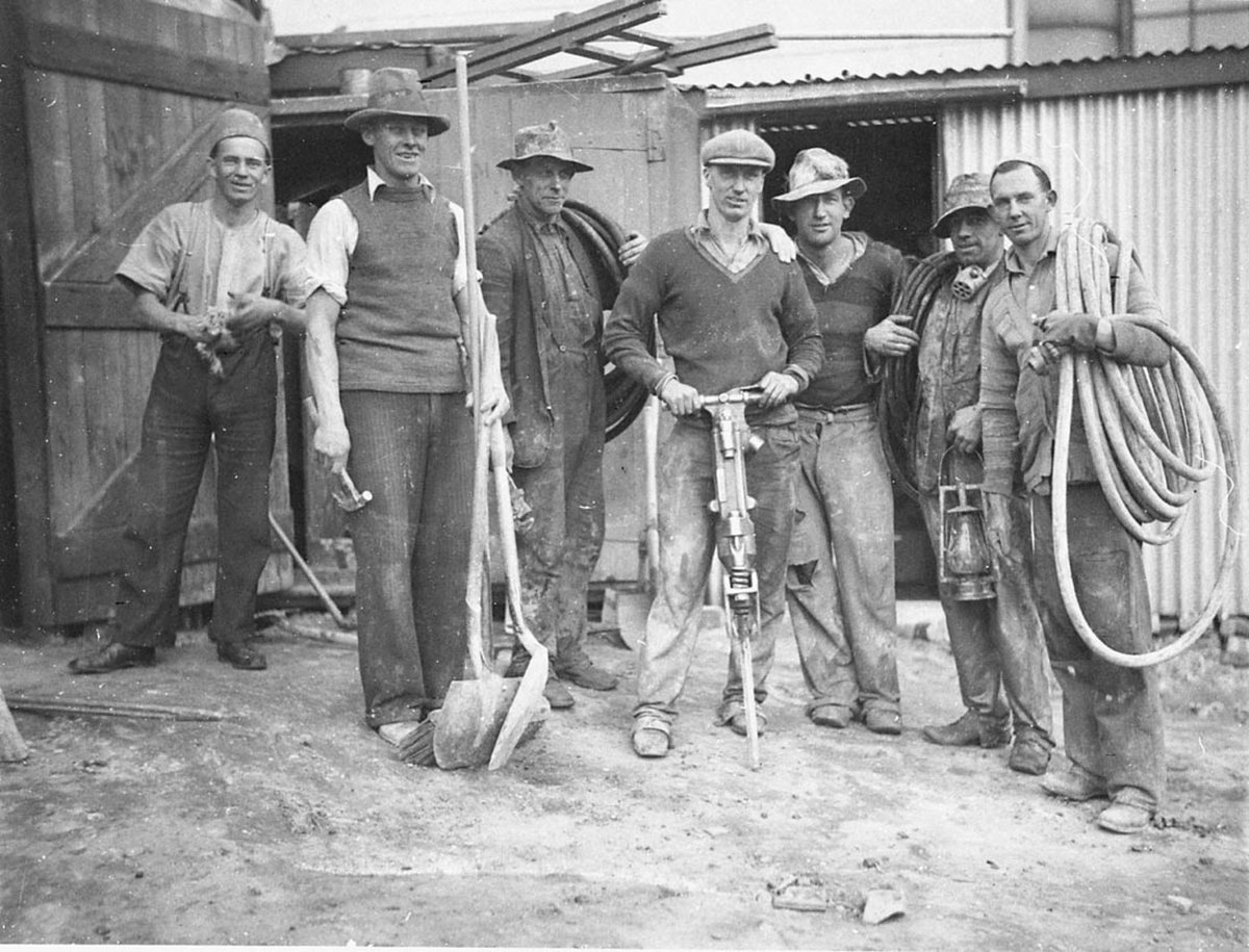 A group of underground workers on a city site (1933–34)