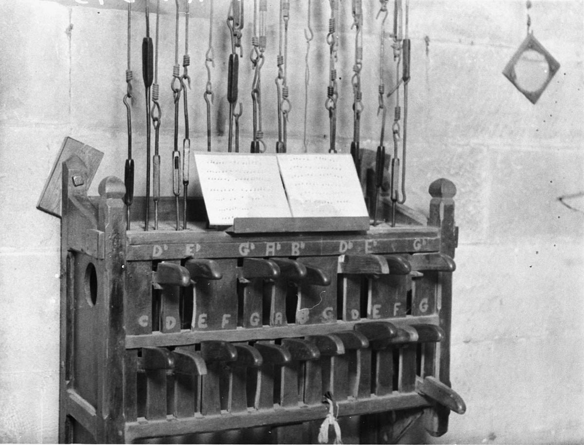 A manual carillon console (1934)