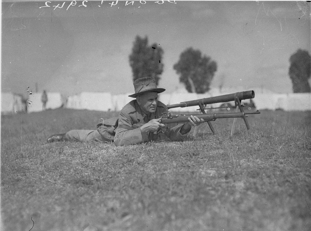 A McMurtrie of Lithgow Club on 300 yard mound (1934)