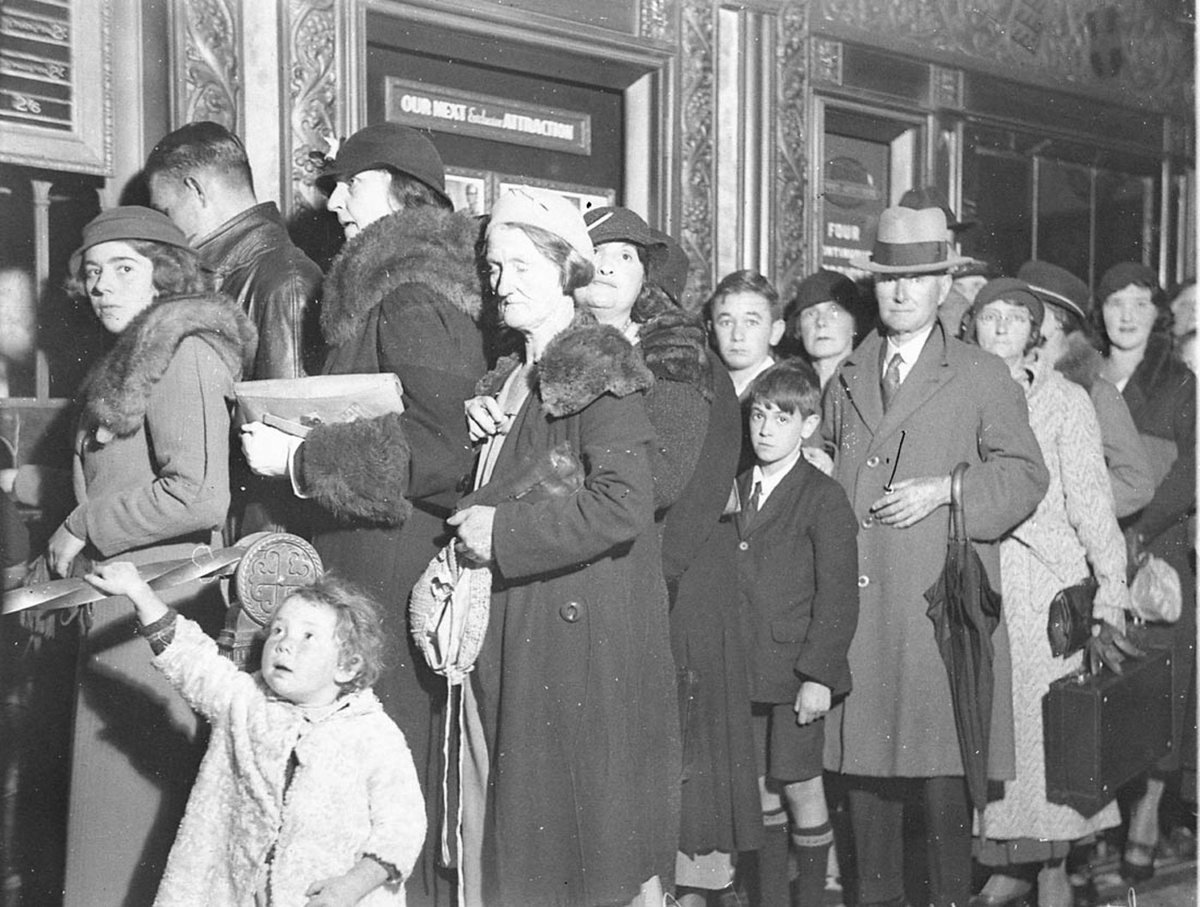 A queue in the foyer of the State Theatre Prices front stalls 16 stalls and back circle 2 and reserved stalls 26, Sydney city centre (c. 1938)