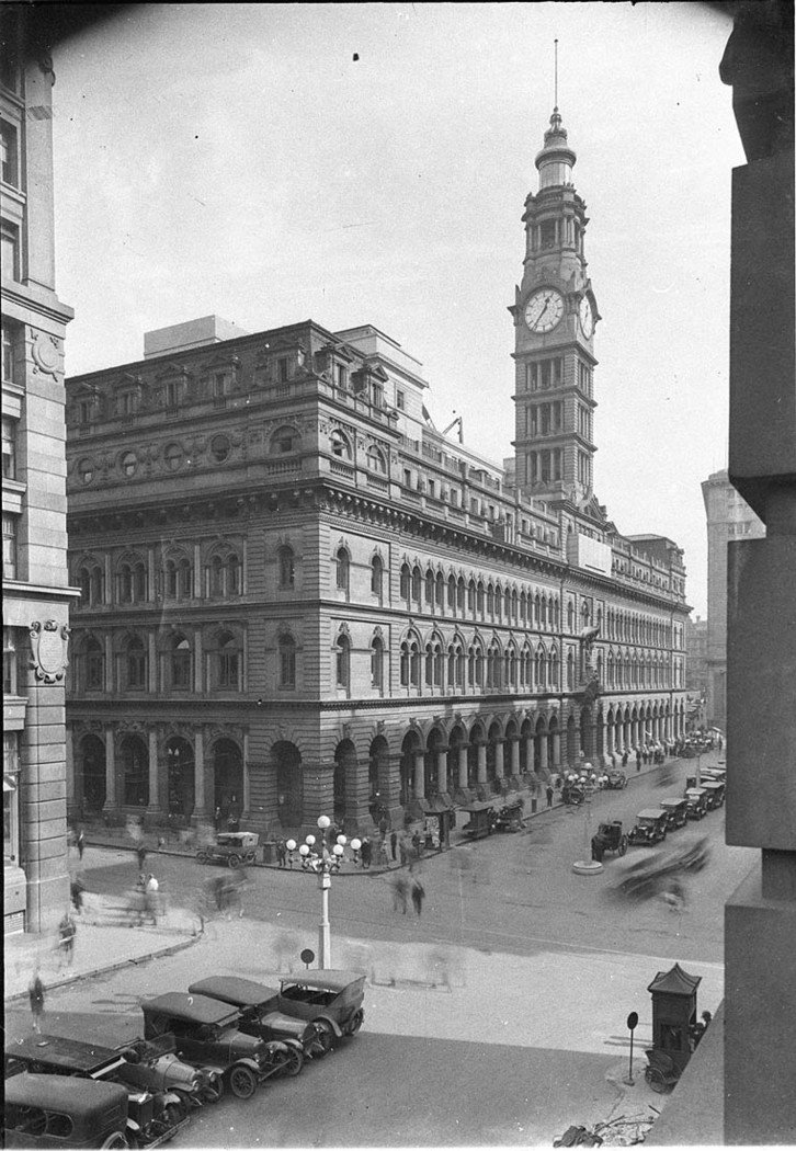 A view of the GPO showning one hansom cab and four motor cabs on a taxi rank six cars in the foreground left to right Studebaker Standard Swift Alvis Oldsmobile and Chevrolet, Sydney city centre (c. 1924)