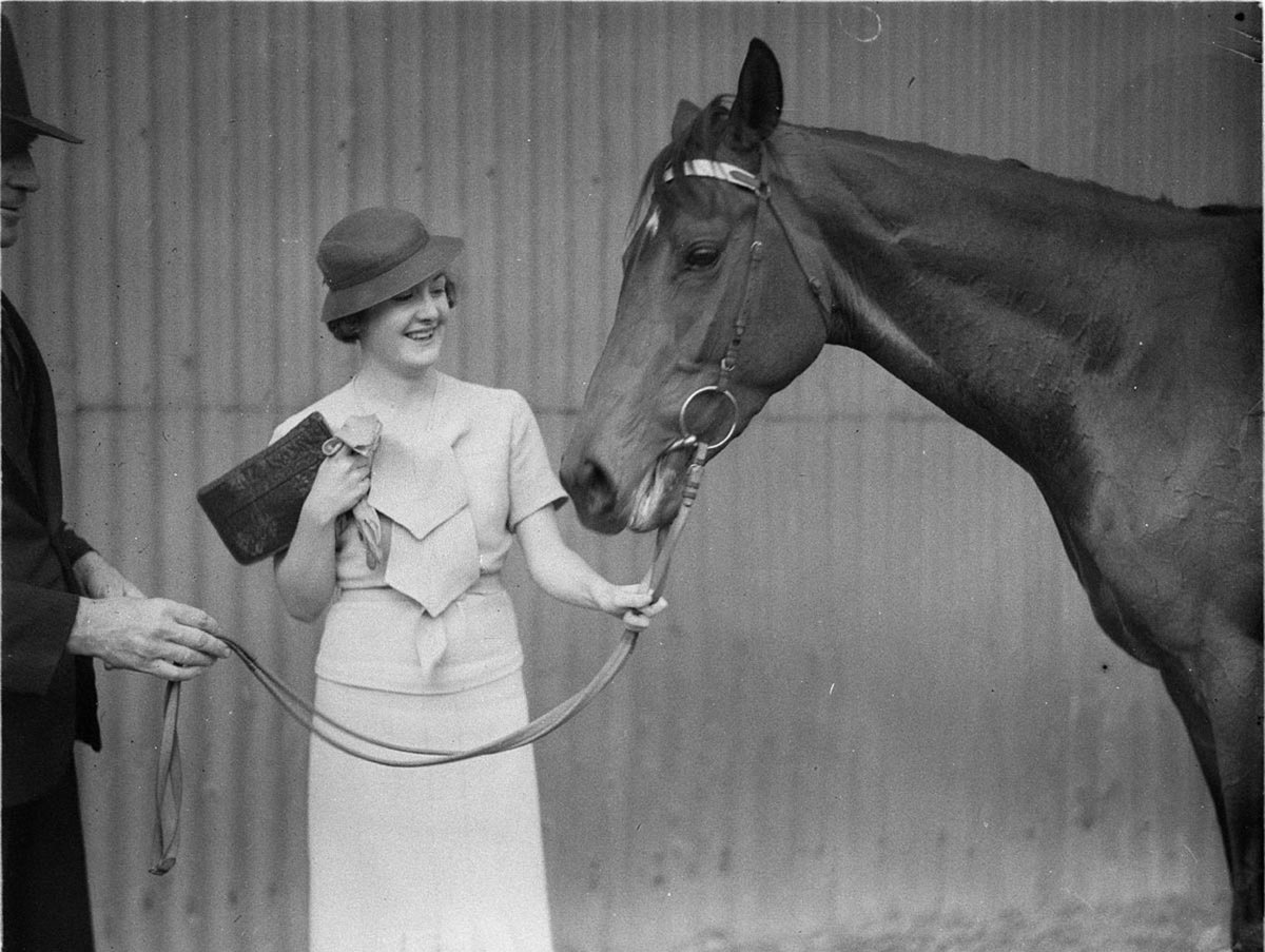 A woman owner with her winning horse (1934)