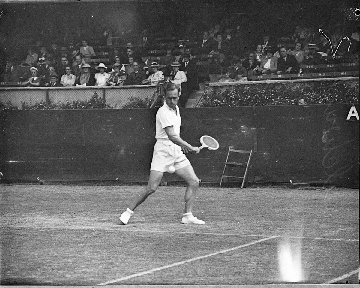 Adrian Quist on centre court A White City, Rushcutters Bay (1940?)
