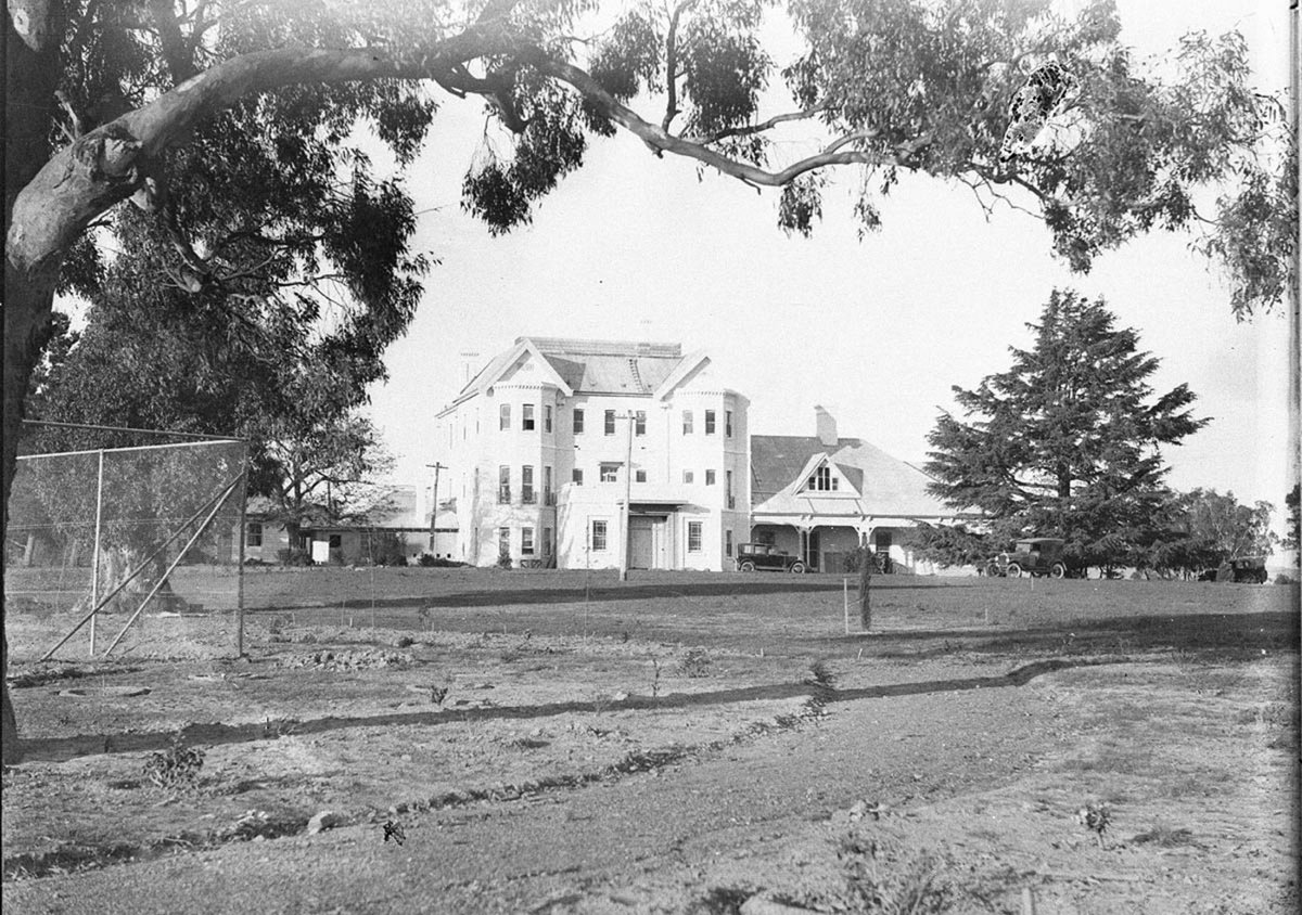 An old mansion at Yarralumla (1927)