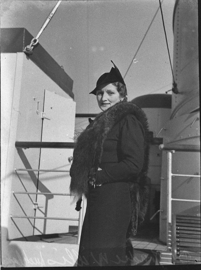 Arrival of Awatea Dr Willis Nita Rosslyn and Zilliacas, by Sam Hood (1937)