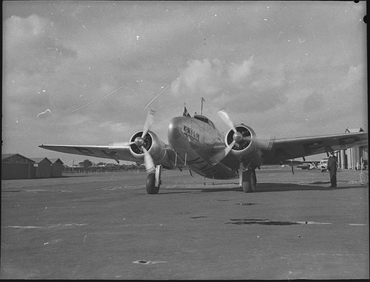 Arrival of Frank Neil by plane (1939)