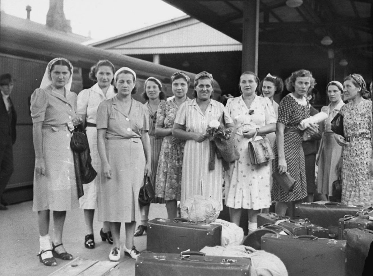 Arrival of German raider victims at Central Railway Station from Queensland met by Governor General and Lady Gowrie, Haymarket (1941)