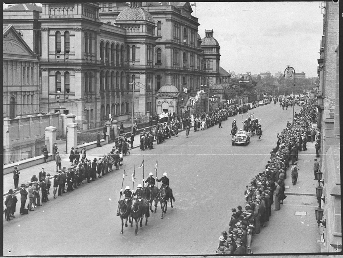 Arrival of Governor by Orford, Sydney city centre (1937)