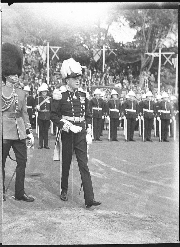 Arrival of Governor by Orford, Sydney city centre (1937)